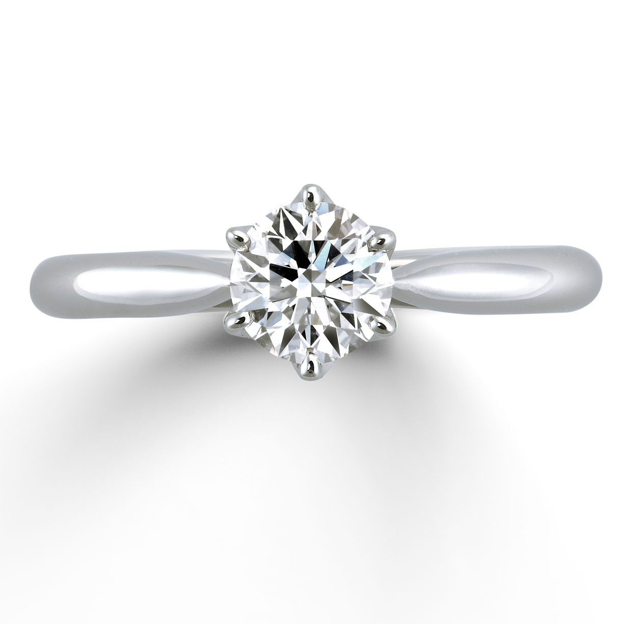 嚴格的基準中所被選定的鑽石作為訂婚戒指