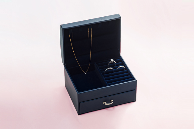 可獲得 Ginza Diamond Shiraishi 訂製珠寶收納盒乙個